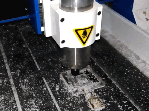 迷你數控雕刻機正在制作廣告用丙烯酸樹脂 迷你數控雕刻機正在制作廣告用丙烯酸樹脂
