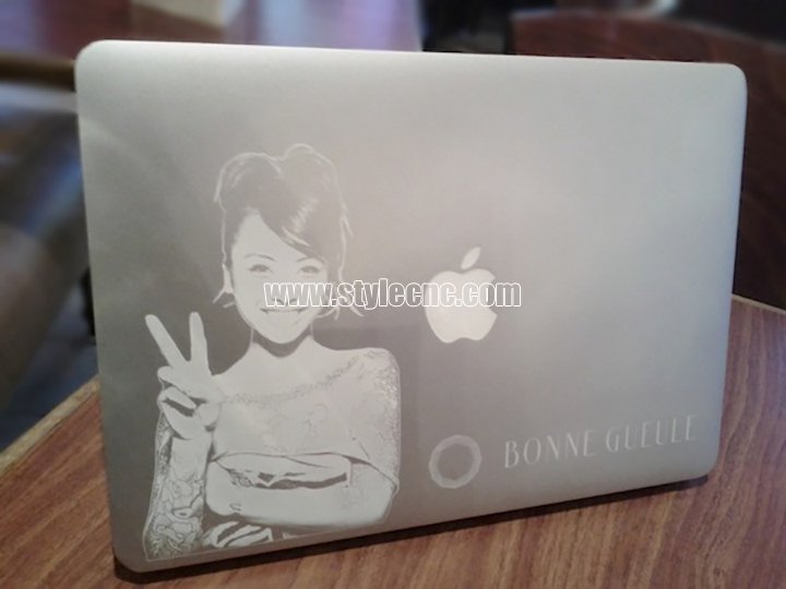 筆記本電腦雕刻