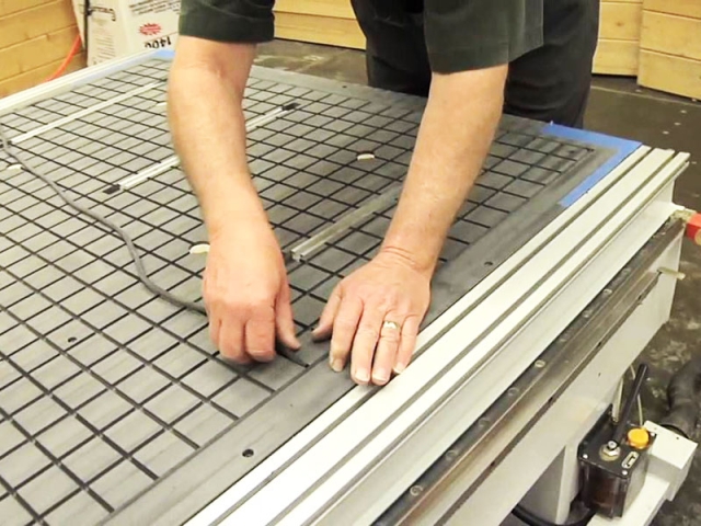 為什么數(shù)控木工雕刻機(jī)工作臺(tái)吸力不足？