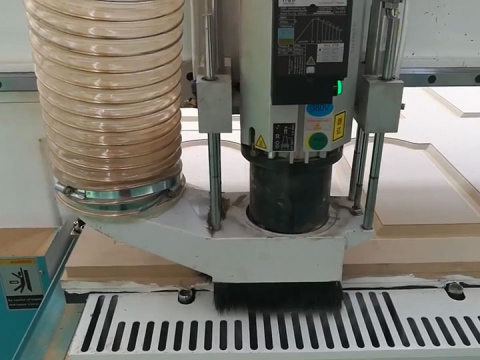 用于櫥柜門制造的自動換刀數控雕刻機,帶換刀裝置 用于櫥柜門制造的自動換刀數控雕刻機,帶換刀裝置