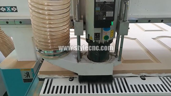 用于櫥柜門制造的自動換刀數控雕刻機,帶有旋轉自動換刀套件 用于櫥柜門制造的自動換刀數控雕刻機,帶有旋轉自動換刀套件
