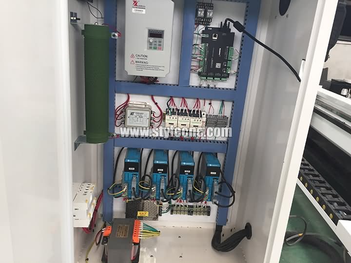 帶自動換刀裝置 (ATC) 的小型數控雕刻機