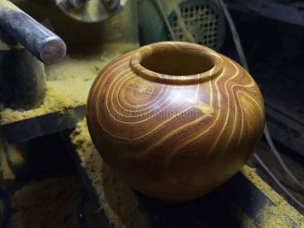 采用數(shù)控木工車床進(jìn)行 Cudrania Tricuspidata 木罐和罐子車削項目